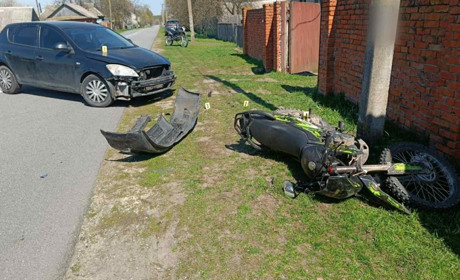 У селі на Корюківщині зіткнулися мотоцикл і автомобіль «Kia». Є постраждалий