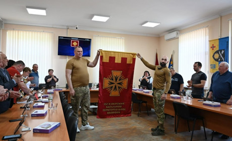 Золотоніський батальйон подарував свій бойовий прапор