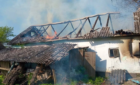 На Кременеччині горіла господарська будівля