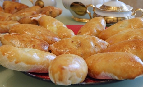 Готуємо сьогодні: швидкі смачнезні пиріжки на заварному тісті