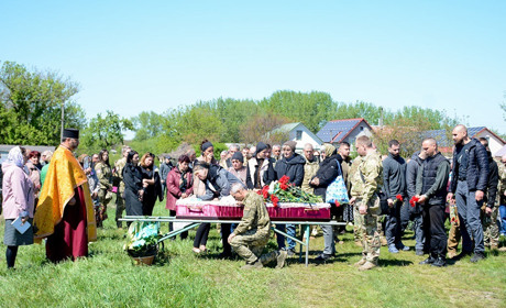 В останню путь на руках побратимів: в Горохуватці попрощалися із Борисом Мартином