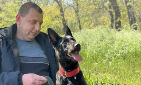 Собака-поводир Лотті став очима ветерана з Одеси: історія мужності та довіри
