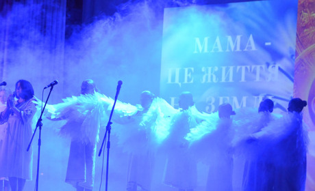 Музика вдячності для найдорожчих: у Полонному вітали матерів концертом