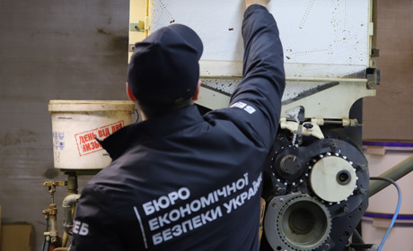 Підробляли відомі бренди: на Київщині ліквідували підпільне виробництво цигарок