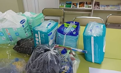 У центрі підтримки ВПО Волноваського району "Пліч-о-пліч" зібрали посилку для поранених військових