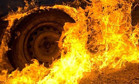 У Ніжині вночі горів позашляховик Toyota Land Cruiser Prado