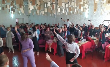 Танцював під "Калінку-малінку": колишній вчитель очолив захоплену школу в Таврійській громаді