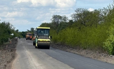 Дорожники працюють на Гадяччині: відновлюють покриття на маршруті Гадяч – Лютенька