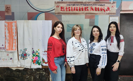 «Вишивка — поза межами часу»: традиційна виставка у Первомайському фаховому коледжі