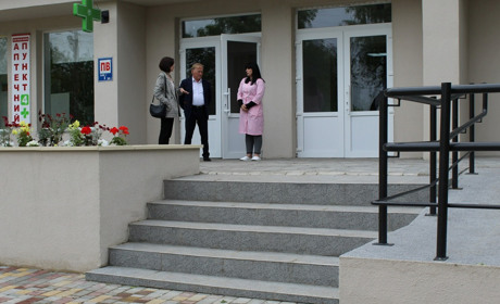 У стаціонарі Біляївської лікарні оновили сходову зону з фойє та відкрили нову аптеку