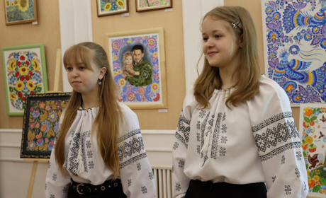 У Фастівському музеї відкрилася виставка "Чарівна мова бісеру та пензля"