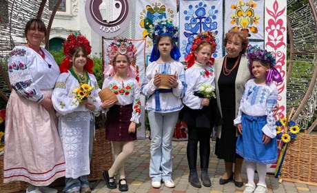 На "Вільному мікрофоні" у Переяславі До дня вишиванки показали дефіле "Я – україночка"