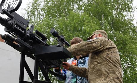 Урок мужності від захисників: у Старокостянтинівський НВК завітали військовослужбовці бригади