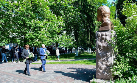 На Кагарличчині до погрудь Тараса Шевченка, з нагоди перепоховання поета, поклали квіти