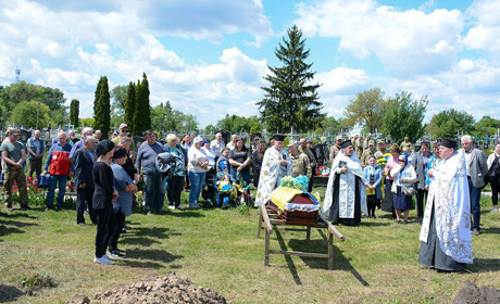 Встелили дорогу квітами: в Шубівці провели в останню путь воїна Юрія Шарандака