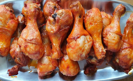 Готуємо сьогодні: курячі гомілки у ніжному сметанковому соусі