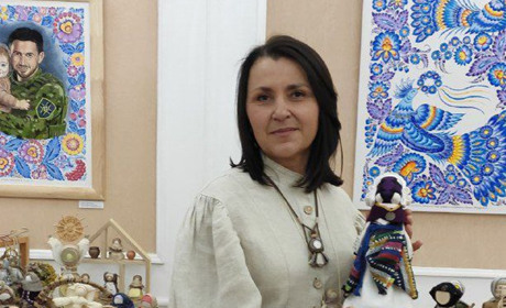 Чарівний світ ляльки: у Фастівському музеї відкрилась виставка майстрині Вікторії Савіцької