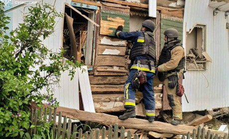 Рятувальники дістали тіло жінки з власного будинку після удару КАБами у Шосткинському районі