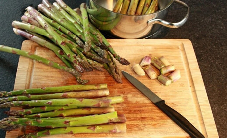 Страви зі спаржі від Городок.City: запечена з часником і грибами, смажена з беконом та салат з фетою