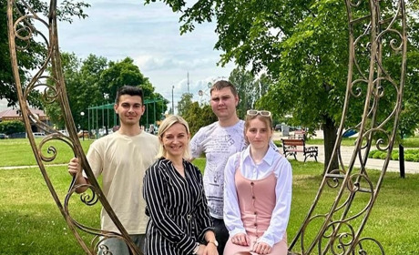 У Шостці з'явилась нова фотозона "Лавка закоханих"