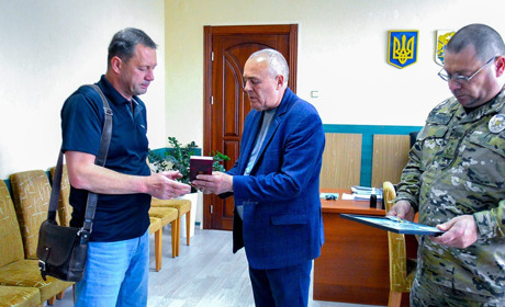 Нагороди за відвагу: батькові полеглого Героя Мирослава Ярмішка передали орден та відзнаку сина