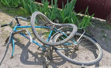 На Славутчині поліцейські встановлюють обставини ДТП, в якій травмувались велосипедист і мотоцикліст