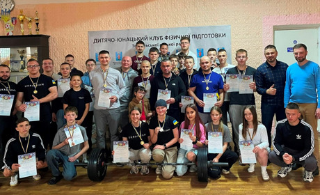 Відкрита першість Звягеля з багатоповторного жиму лежачи: сила, єдність, патріотизм