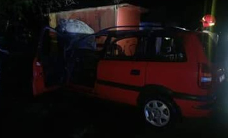 У Жовтих Водах вночі горів легковий автомобіль: фото з місця події