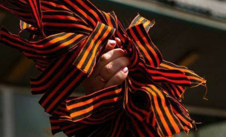 Мешканку Мелітополя засудили до 7 років за знищення георгіївських стрічок