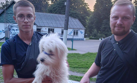 Щемлива історія порятунку: фастівські поліцейські та волонтери врятували собаку з цуценям із підвалу