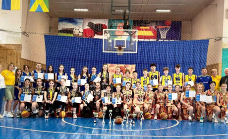 Юні баскетболісти з Фастова вибороли три чемпіонські титули та 7 комплектів нагород за сезон
