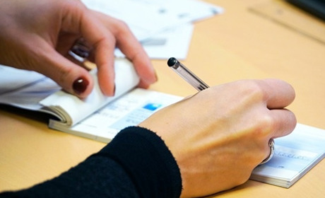 Робота на Старокостянтинівщині: кого запрошують та що обіяють платити