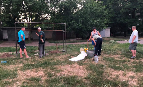 «Зробили самі»: як мешканці перетворили занедбаний двір на дитячий простір