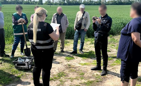 Забруднили гектар землі небезпечними відходами: поліція викрила незаконну діяльність злочинної групи