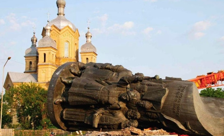 У Переяславі влада нарешті знесла ще один пам'ятник про "єдність" із ворогом