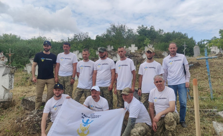Військові очистили від бур'янів Козацький цвинтар під Одесою, найбільше козацьке кладовище в Україні