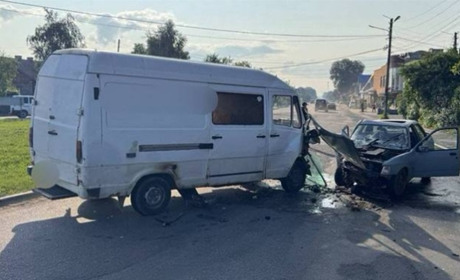 Зіткнення двох авто у Мамаївцях: п’ятьох людей доставили до лікарні