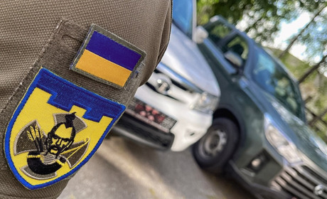Підтримка ЗСУ — Наталинська та Кегичівська громади передали пікапи для бійців територіальної оборони