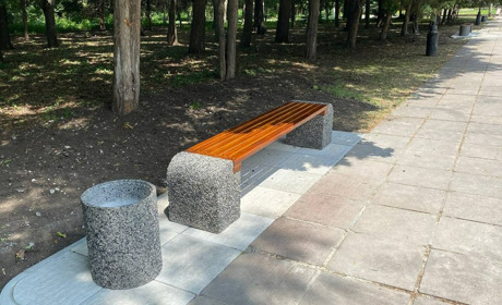 Нові лавки в парку Слави: скільки коштують та чи вигідно встановлювати їх замість відновлення старих