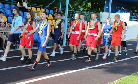 Марш спортсменів, подяки та емоції: у Біляївській ДЮСШ пролунав останній дзвоник