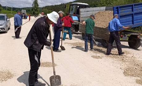 У селі на Кременеччині жителі самостійно відремонтували дорогу