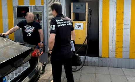 На в'їзді до Одеси "прикрили" нелегальну АЗС із фальсифікованим пальним