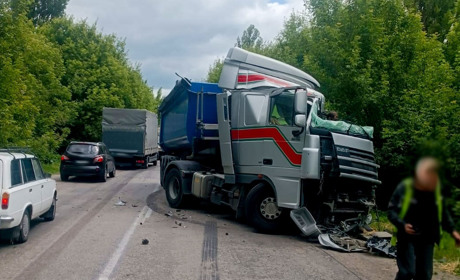 Автотроща на Кагарличчині: зіткнулися дві великогабаритні вантажівки, є постраждалі