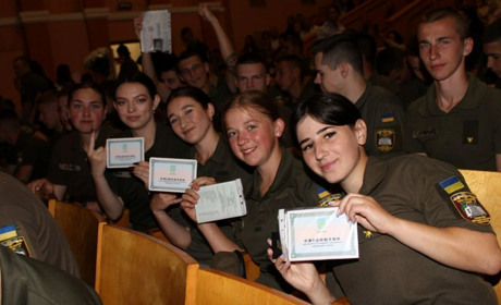 Ювілейний випуск у Звягельському ліцеї: 73 майбутні захисники України отримали свідоцтва