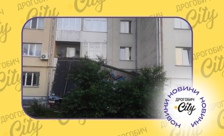 Дрогобичанин на вантажівці в’їхав у багатоповерхівку в Пустомитах: він у лікарні