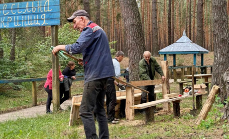 Жителі Березівської громади гуртом привели до ладу «Весільну криницю» — місце відпочинку серед лісу