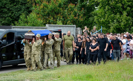 Остання путь, устелена трояндовими пелюстками: у Кагарлику поховали воїна Володимира Кравчука