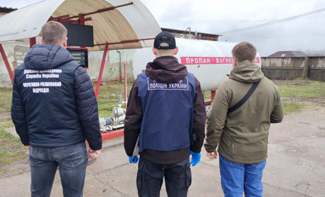 Судитимуть трьох чоловіків, які торгували газом на підпільній заправці в Глухові