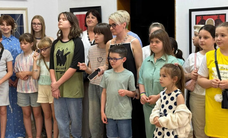 Кольори натхнення й обійми замість слів: у Первомайську відкрилася виставка студії Kat.Rina Art