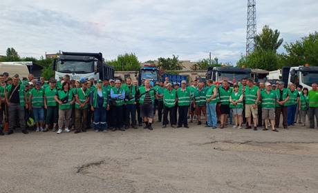 Працівники комунального підприємства Херсона протестують проти звільнення директора: на них тиснуть